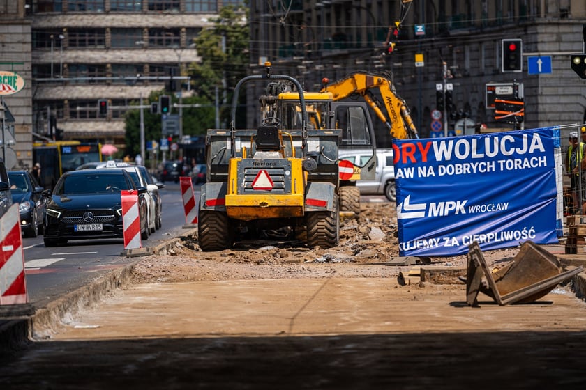 Torywolucja na ulicy Powstańców Śląskich. Po czterech tygodniach szyny czekają na ułożenie