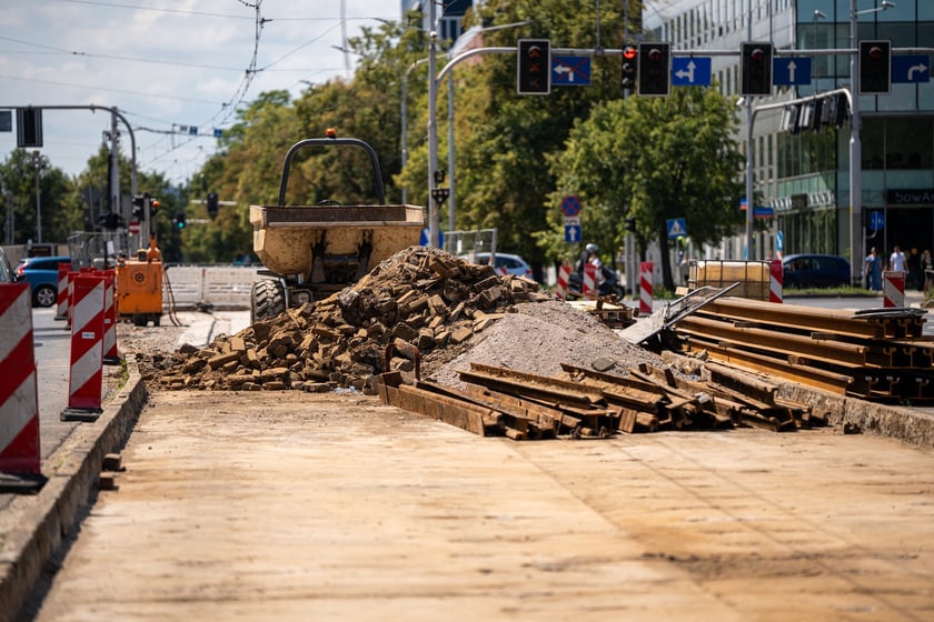 Torywolucja na ulicy Powstańców Śląskich. Po czterech tygodniach szyny czekają na ułożenie