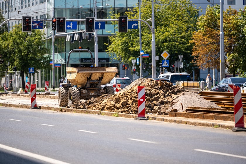 Torywolucja na ulicy Powstańców Śląskich. Po czterech tygodniach szyny czekają na ułożenie