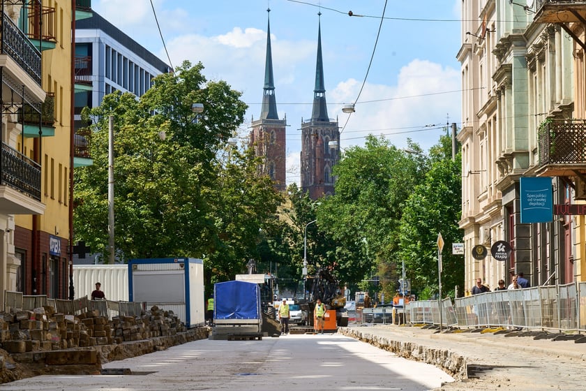 Torywolucja na ulicy Szczytnickiej. Budowa po czwartym tygodniu prowadzenia prac