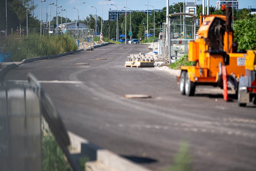 Budowa wydzielonej dla komunikacji miejskiej trasy na Jagodno jest już na półmetku. Za niecały rok mieszkańcy będą mogli szybko, bez stania w korkach, dojeżdżać do centrum autobusami