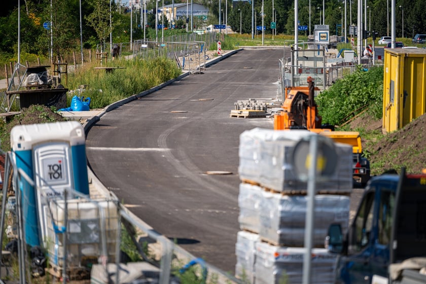 Budowa wydzielonej dla komunikacji miejskiej trasy na Jagodno jest już na półmetku. Za niecały rok mieszkańcy będą mogli szybko, bez stania w korkach, dojeżdżać do centrum autobusami