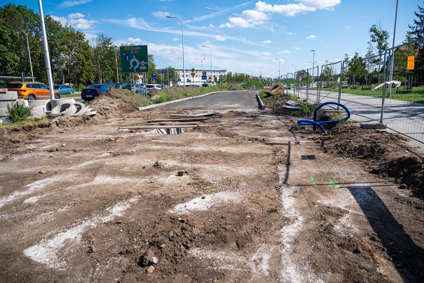 Budowa wydzielonej dla komunikacji miejskiej trasy na Jagodno jest już na półmetku. Za niecały rok mieszkańcy będą mogli szybko, bez stania w korkach, dojeżdżać do centrum autobusami