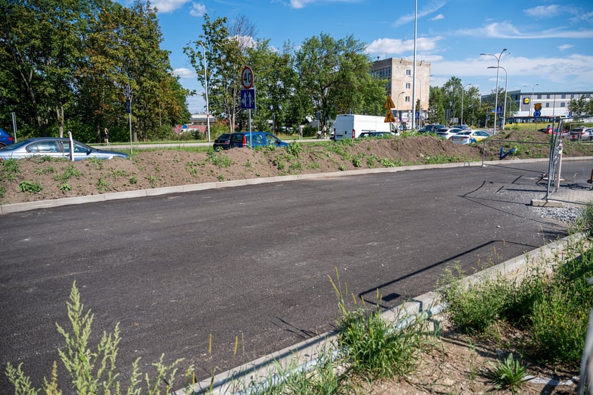Budowa wydzielonej dla komunikacji miejskiej trasy na Jagodno jest już na półmetku. Za niecały rok mieszkańcy będą mogli szybko, bez stania w korkach, dojeżdżać do centrum autobusami