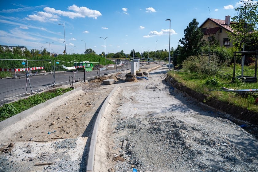 Budowa wydzielonej dla komunikacji miejskiej trasy na Jagodno jest już na półmetku. Za niecały rok mieszkańcy będą mogli szybko, bez stania w korkach, dojeżdżać do centrum autobusami