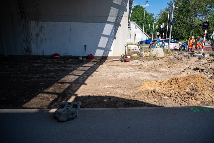 Budowa wydzielonej dla komunikacji miejskiej trasy na Jagodno jest już na półmetku. Za niecały rok mieszkańcy będą mogli szybko, bez stania w korkach, dojeżdżać do centrum autobusami