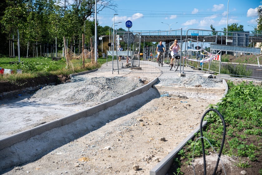 Budowa wydzielonej dla komunikacji miejskiej trasy na Jagodno jest już na półmetku. Za niecały rok mieszkańcy będą mogli szybko, bez stania w korkach, dojeżdżać do centrum autobusami