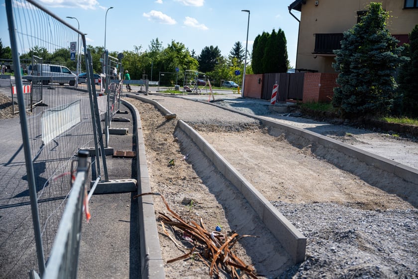 Budowa wydzielonej dla komunikacji miejskiej trasy na Jagodno jest już na półmetku. Za niecały rok mieszkańcy będą mogli szybko, bez stania w korkach, dojeżdżać do centrum autobusami
