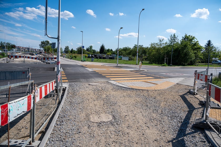 Budowa wydzielonej dla komunikacji miejskiej trasy na Jagodno jest już na półmetku. Za niecały rok mieszkańcy będą mogli szybko, bez stania w korkach, dojeżdżać do centrum autobusami