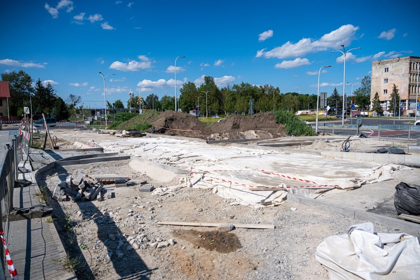Budowa wydzielonej dla komunikacji miejskiej trasy na Jagodno jest już na półmetku. Za niecały rok mieszkańcy będą mogli szybko, bez stania w korkach, dojeżdżać do centrum autobusami