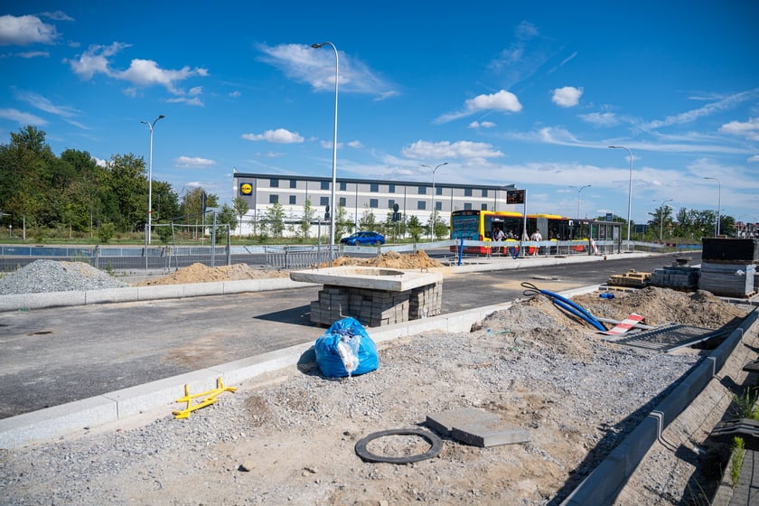 Budowa wydzielonej dla komunikacji miejskiej trasy na Jagodno jest już na półmetku. Za niecały rok mieszkańcy będą mogli szybko, bez stania w korkach, dojeżdżać do centrum autobusami