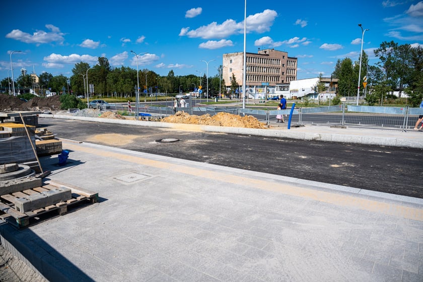 Budowa wydzielonej dla komunikacji miejskiej trasy na Jagodno jest już na półmetku. Za niecały rok mieszkańcy będą mogli szybko, bez stania w korkach, dojeżdżać do centrum autobusami