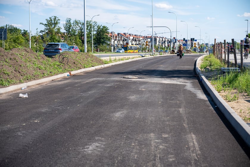 Budowa wydzielonej dla komunikacji miejskiej trasy na Jagodno jest już na półmetku. Za niecały rok mieszkańcy będą mogli szybko, bez stania w korkach, dojeżdżać do centrum autobusami