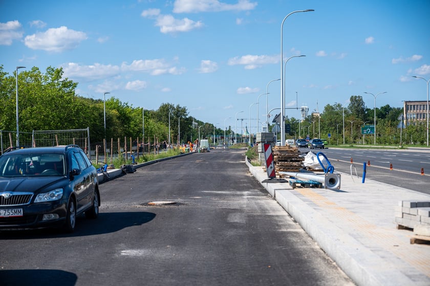 Budowa wydzielonej dla komunikacji miejskiej trasy na Jagodno jest już na półmetku. Za niecały rok mieszkańcy będą mogli szybko, bez stania w korkach, dojeżdżać do centrum autobusami
