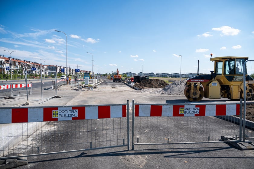 Budowa wydzielonej dla komunikacji miejskiej trasy na Jagodno jest już na półmetku. Za niecały rok mieszkańcy będą mogli szybko, bez stania w korkach, dojeżdżać do centrum autobusami