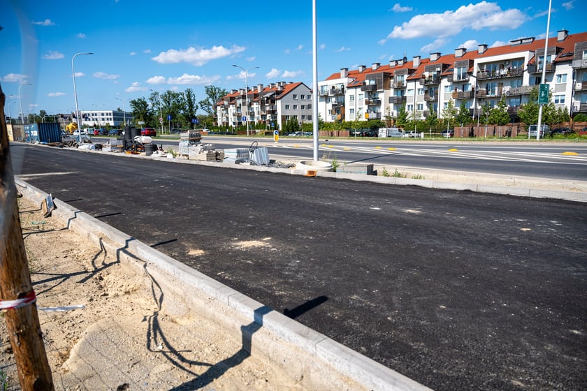 Budowa wydzielonej dla komunikacji miejskiej trasy na Jagodno jest już na półmetku. Za niecały rok mieszkańcy będą mogli szybko, bez stania w korkach, dojeżdżać do centrum autobusami
