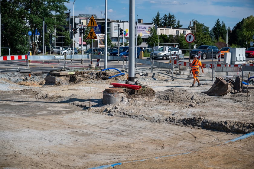 Budowa wydzielonej dla komunikacji miejskiej trasy na Jagodno jest już na półmetku. Za niecały rok mieszkańcy będą mogli szybko, bez stania w korkach, dojeżdżać do centrum autobusami