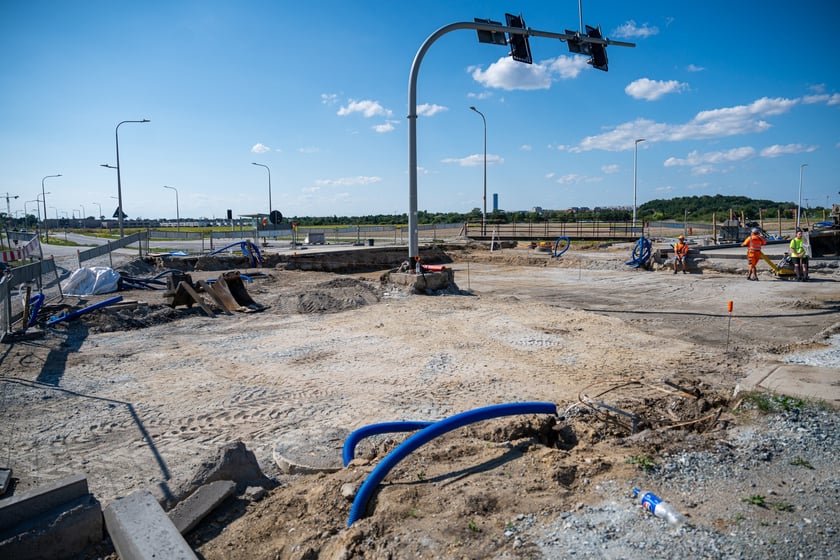 Budowa wydzielonej dla komunikacji miejskiej trasy na Jagodno jest już na półmetku. Za niecały rok mieszkańcy będą mogli szybko, bez stania w korkach, dojeżdżać do centrum autobusami