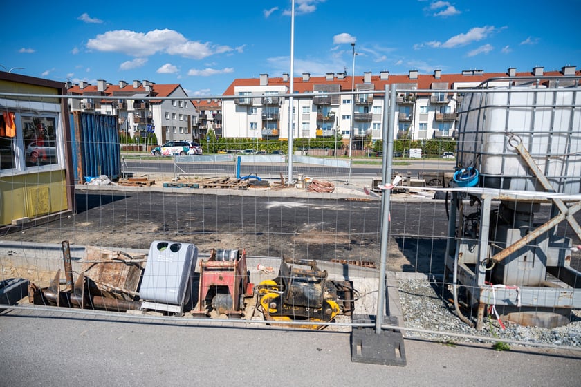 Budowa wydzielonej dla komunikacji miejskiej trasy na Jagodno jest już na półmetku. Za niecały rok mieszkańcy będą mogli szybko, bez stania w korkach, dojeżdżać do centrum autobusami