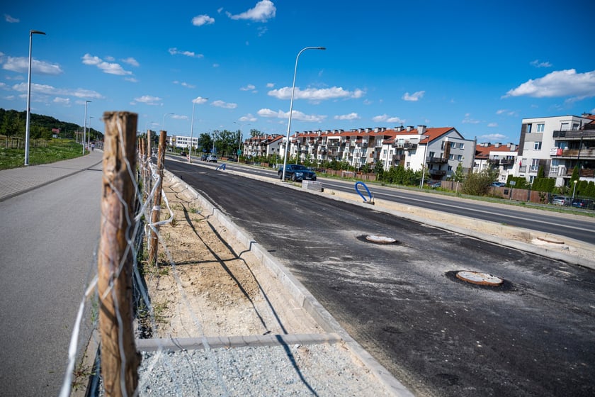 Budowa wydzielonej dla komunikacji miejskiej trasy na Jagodno jest już na półmetku. Za niecały rok mieszkańcy będą mogli szybko, bez stania w korkach, dojeżdżać do centrum autobusami