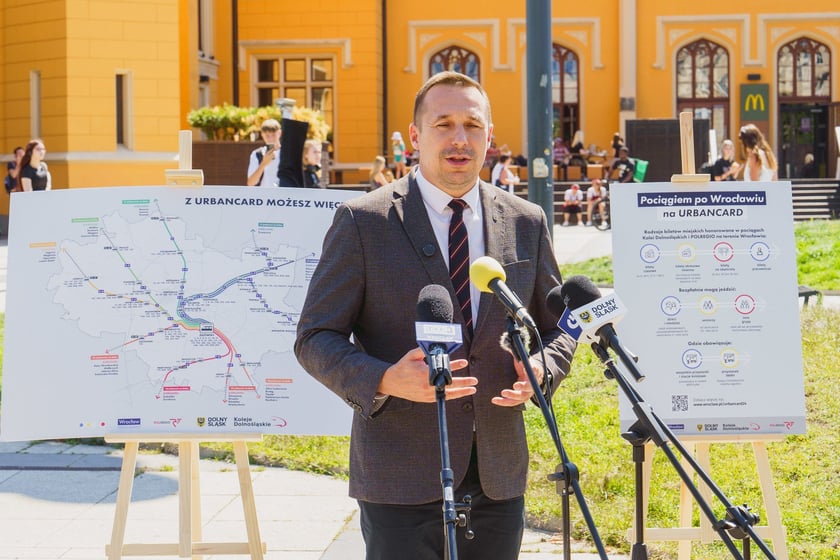 Konferencja prasowa przed dworcem Wrocław Główny poświęcona uruchomieniu bezpłatnych podróży pociągami po terenie Wrocławia dla posiadaczy biletów miejskich