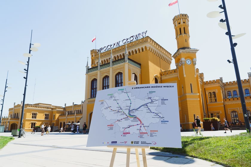 Konferencja prasowa przed dworcem Wrocław Główny poświęcona uruchomieniu bezpłatnych podróży pociągami po terenie Wrocławia dla posiadaczy biletów miejskich