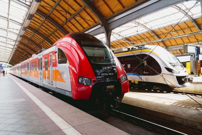 Konferencja prasowa przed dworcem Wrocław Główny poświęcona uruchomieniu bezpłatnych podróży pociągami po terenie Wrocławia dla posiadaczy biletów miejskich
