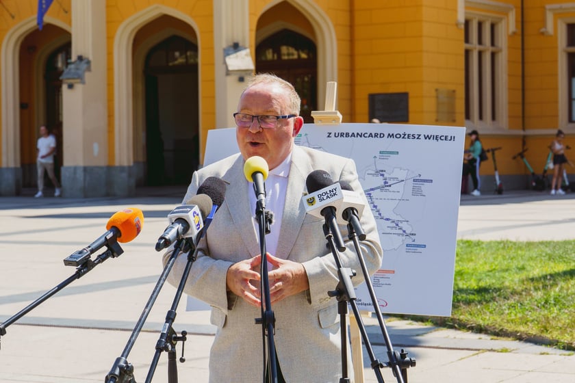 Konferencja prasowa przed dworcem Wrocław Główny poświęcona uruchomieniu bezpłatnych podróży pociągami po terenie Wrocławia dla posiadaczy biletów miejskich