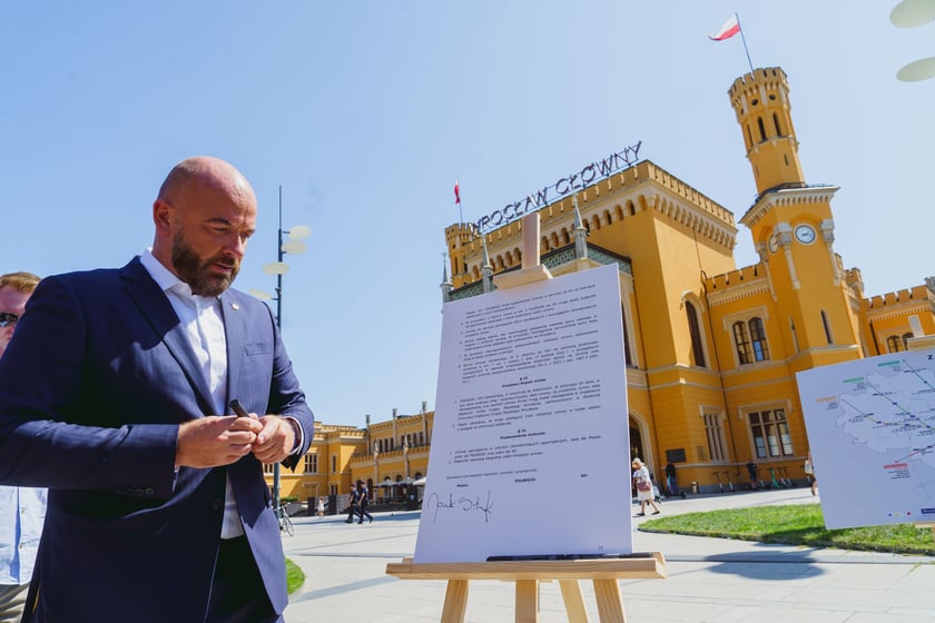 Konferencja prasowa przed dworcem Wrocław Główny poświęcona uruchomieniu bezpłatnych podróży pociągami po terenie Wrocławia dla posiadaczy biletów miejskich