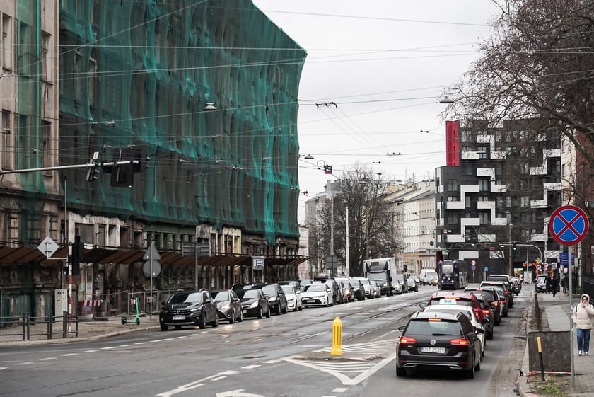 Na 270-metrowym odcinku ulicy Pułaskiego - między Małachowskiego a Kościuszki - do gruntownego remontu jest wszystko: jezdnia, tory i chodniki, a także liczne sieci podziemne