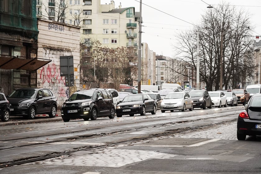 Na 270-metrowym odcinku ulicy Pułaskiego - między Małachowskiego a Kościuszki - do gruntownego remontu jest wszystko: jezdnia, tory i chodniki, a także liczne sieci podziemne