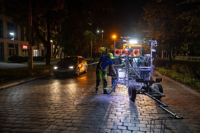 Tak wygląda nanoszenie oznakowania poziomego, czyli tzw. malowanki