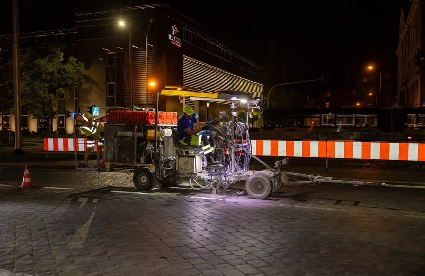 Tak wygląda nanoszenie oznakowania poziomego, czyli tzw. malowanki