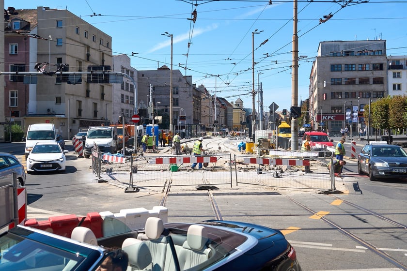 Ostatnie prace na torowisku na ulicy Kazimierza Wielkiego. Od czwartku będą już po nim jeździć tramwaje