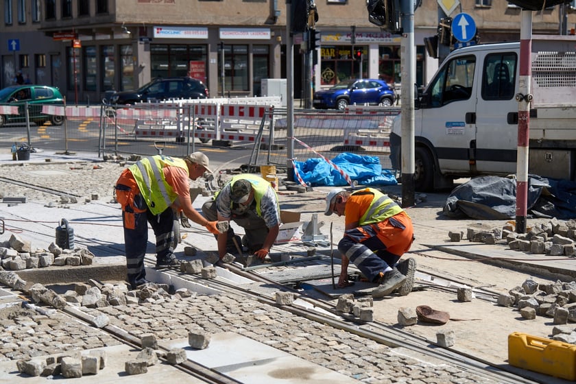 Ostatnie prace na torowisku na ulicy Kazimierza Wielkiego. Od czwartku będą już po nim jeździć tramwaje