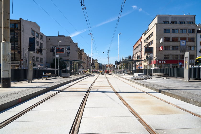Ostatnie prace na torowisku na ulicy Kazimierza Wielkiego. Od czwartku będą już po nim jeździć tramwaje