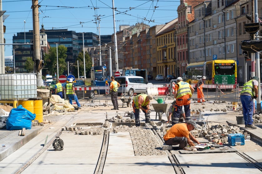 Ostatnie prace na torowisku na ulicy Kazimierza Wielkiego. Od czwartku będą już po nim jeździć tramwaje