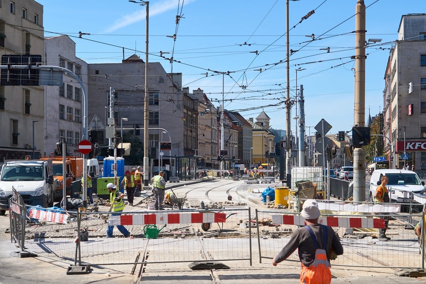 Ostatnie prace na torowisku na ulicy Kazimierza Wielkiego. Od czwartku będą już po nim jeździć tramwaje