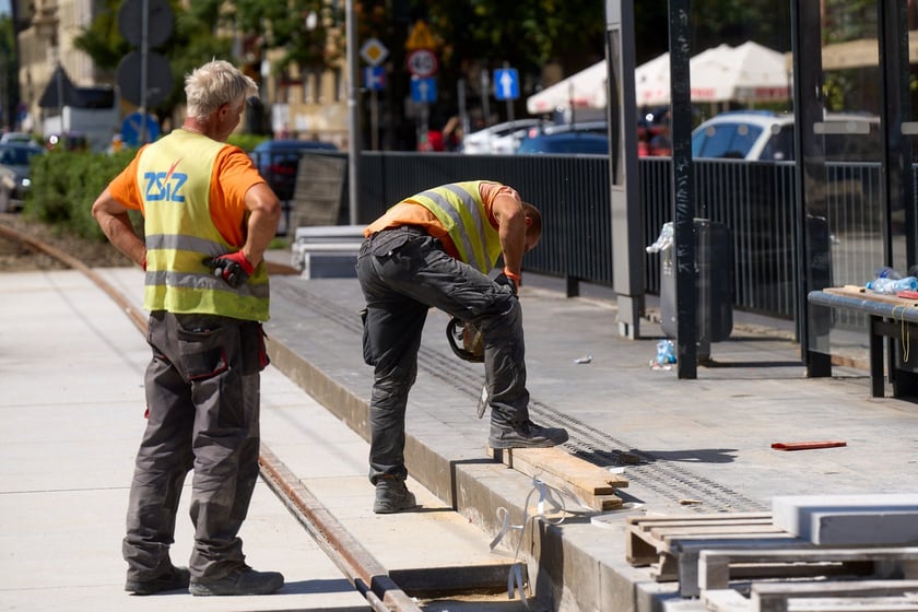 Ostatnie prace na torowisku na ulicy Kazimierza Wielkiego. Od czwartku będą już po nim jeździć tramwaje