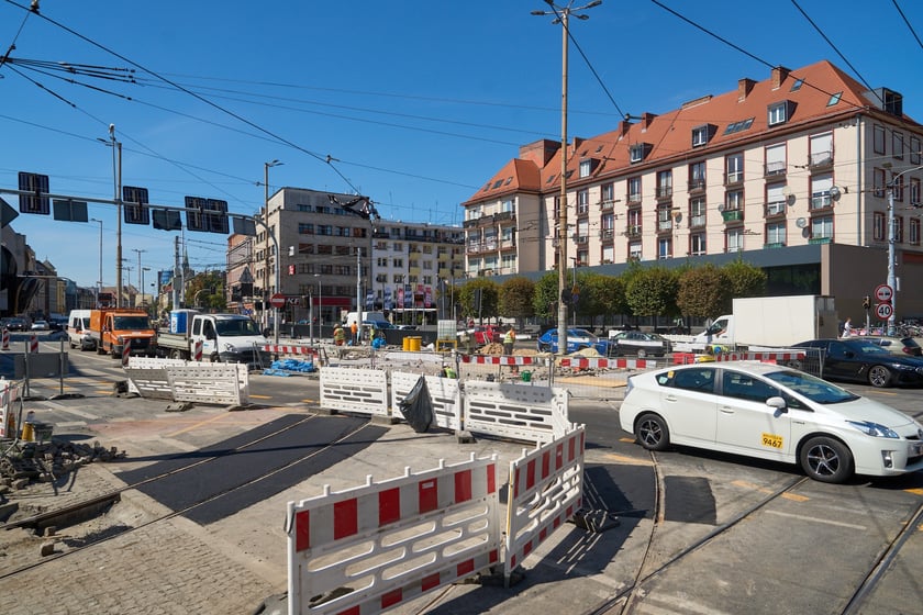 Ostatnie prace na torowisku na ulicy Kazimierza Wielkiego. Od czwartku będą już po nim jeździć tramwaje