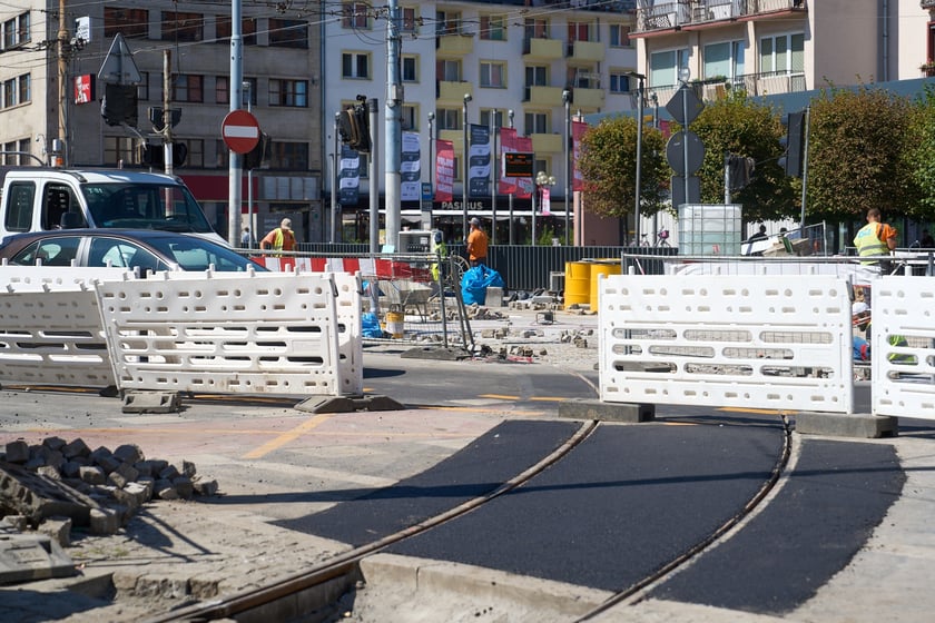 Ostatnie prace na torowisku na ulicy Kazimierza Wielkiego. Od czwartku będą już po nim jeździć tramwaje