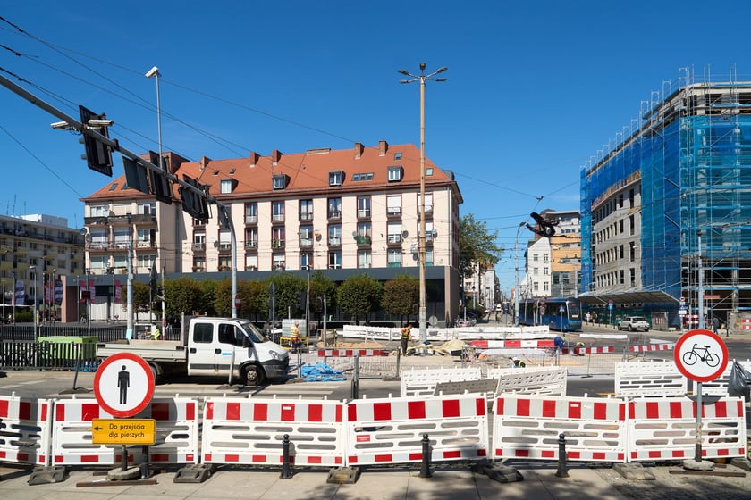 Ostatnie prace na torowisku na ulicy Kazimierza Wielkiego. Od czwartku będą już po nim jeździć tramwaje