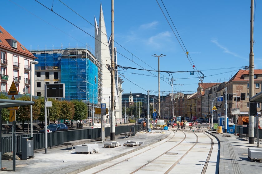Ostatnie prace na torowisku na ulicy Kazimierza Wielkiego. Od czwartku będą już po nim jeździć tramwaje