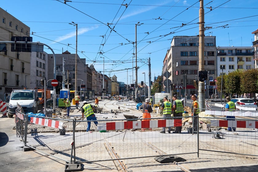 Ostatnie prace na torowisku na ulicy Kazimierza Wielkiego. Od czwartku będą już po nim jeździć tramwaje