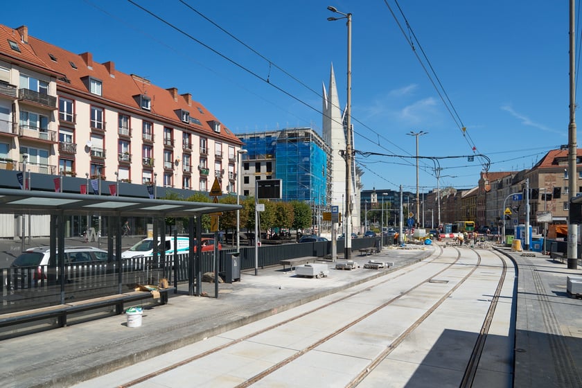 Ostatnie prace na torowisku na ulicy Kazimierza Wielkiego. Od czwartku będą już po nim jeździć tramwaje