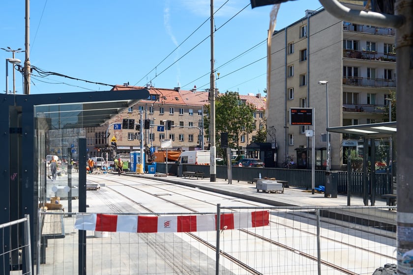 Ostatnie prace na torowisku na ulicy Kazimierza Wielkiego. Od czwartku będą już po nim jeździć tramwaje