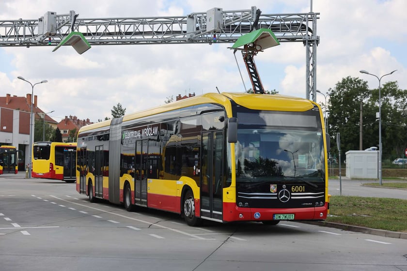 Ładowanie autobusów elektrycznych na zajezdni Obornicka
