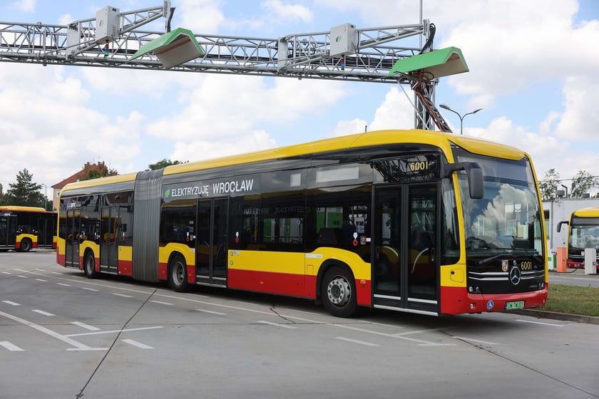 Ładowanie autobusów elektrycznych na zajezdni Obornicka