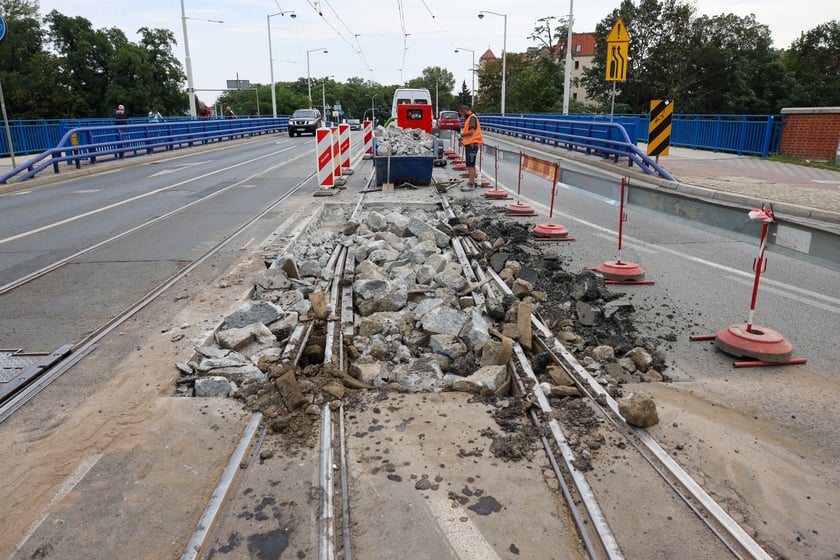 Początek remontu torowiska na moście Szczytnickim
