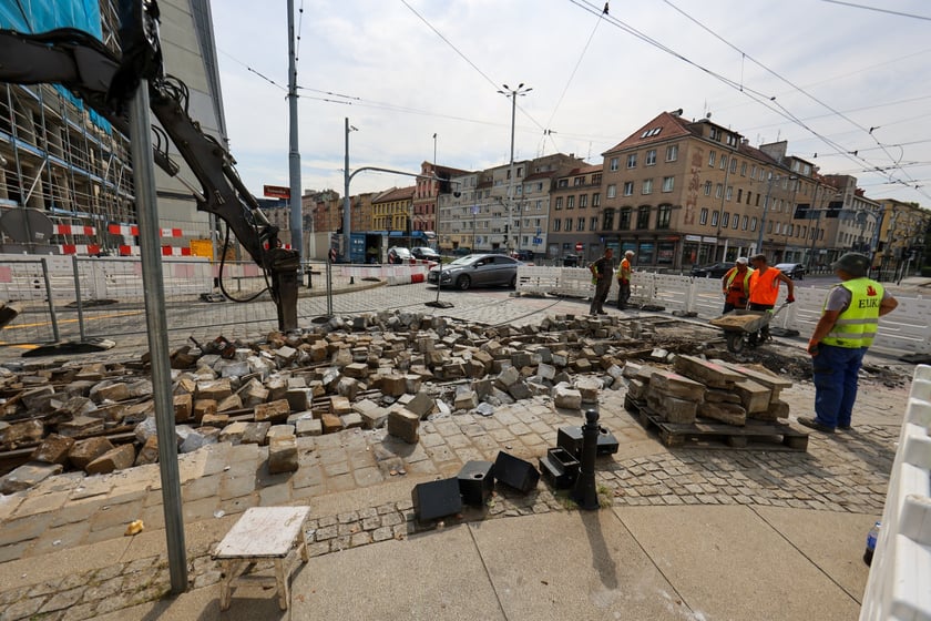 Początek remontu torów od strony Szewskiej